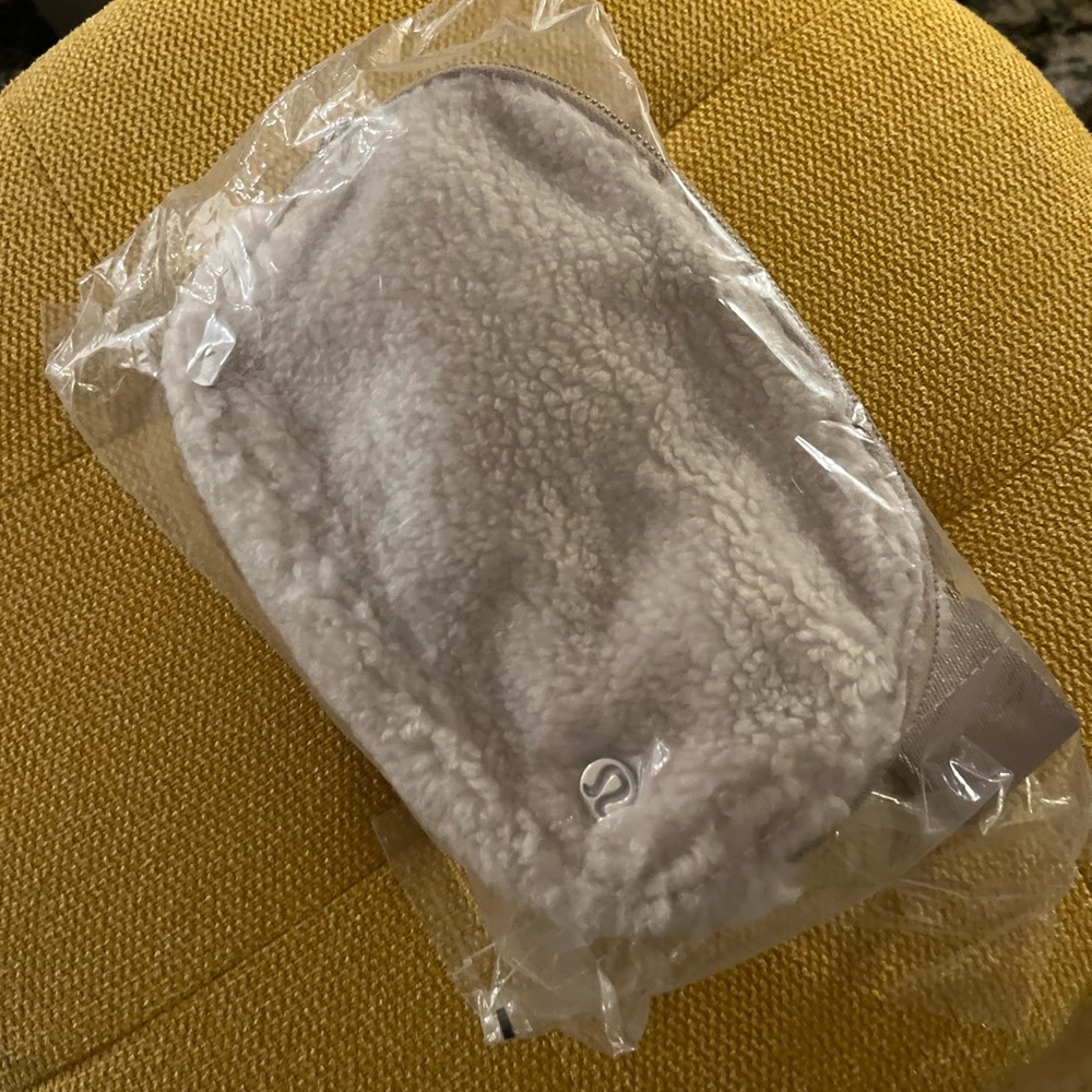 LULULEMON EVERYWHERE FLEECE BELT BAG-IVORY-NWT